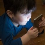 kind mit handy