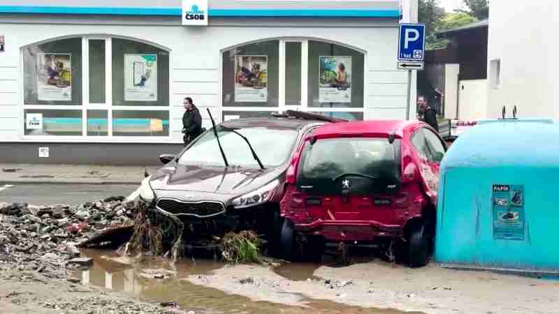 Central Europe faces more deadly flooding | REUTERS, Video Screenshot, tags: mitteleuropa schäden 3,5 milliarden - Youtube